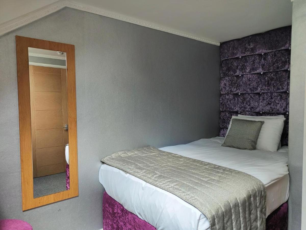 Hotel 24-7 Express Newport  Exteriör bild